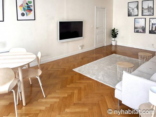 Living room - Photo 4 of 5