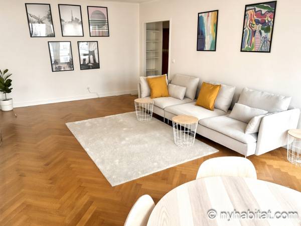 Living room - Photo 3 of 5