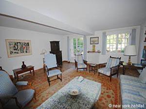 Living room - Photo 3 of 6