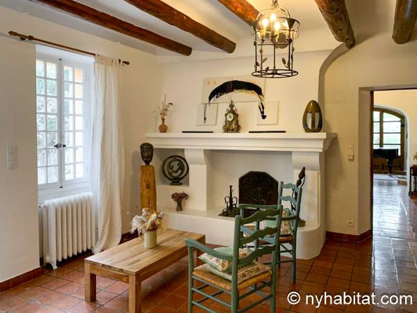 Living room - Photo 4 of 8