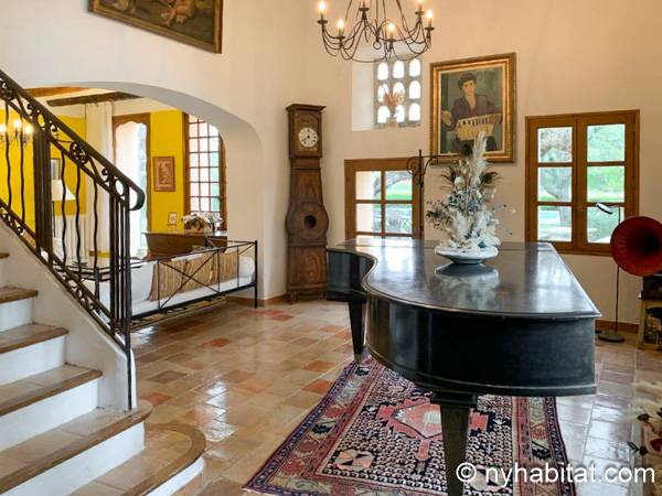 Living room - Photo 5 of 8