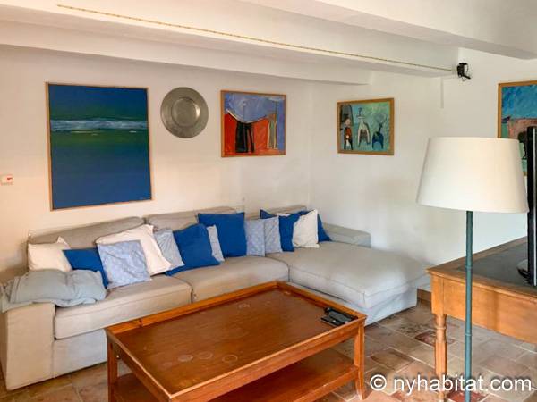 Living room - Photo 1 of 8