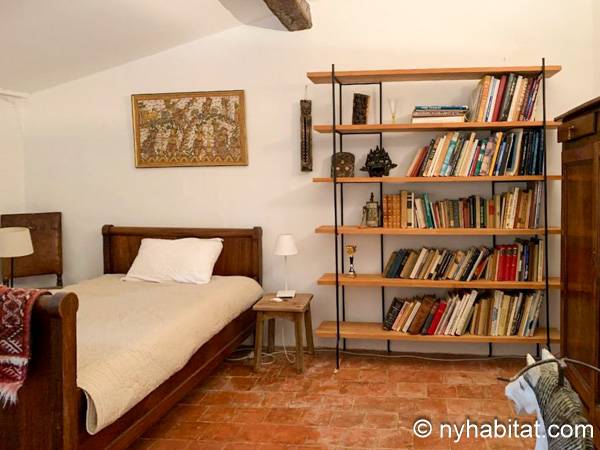 Living room - Photo 3 of 8