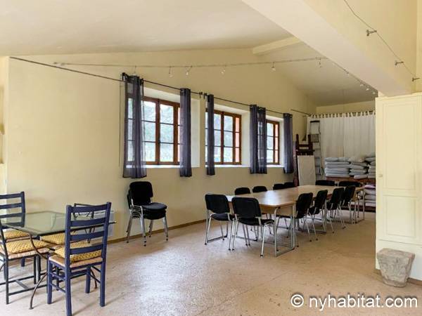 Living room - Photo 6 of 8