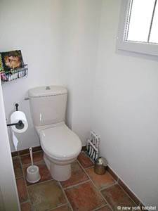 Bathroom 4 - Photo 1 of 3