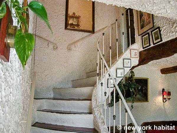 Living room - Photo 5 of 6