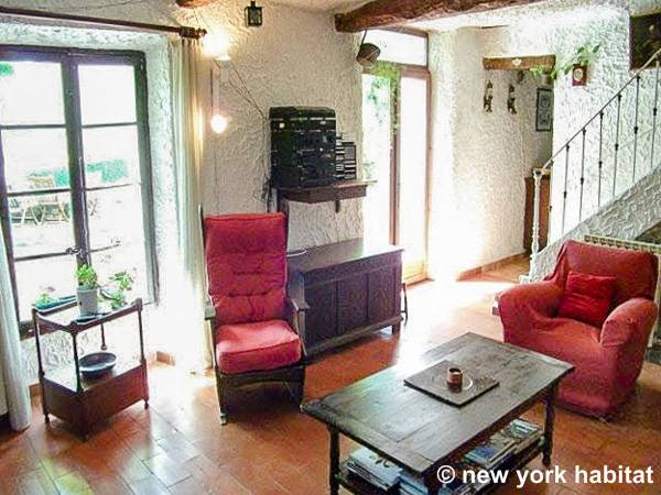 Living room - Photo 3 of 6