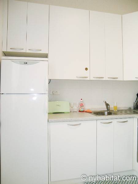 Kitchen - Photo 3 of 6