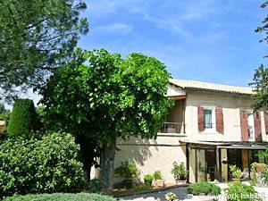 Alojamiento en el Sur de Francia  2 Dormitorios - Luynes, Provenza (PR-731)