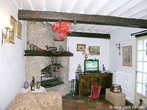 Living room - Photo 3 of 4