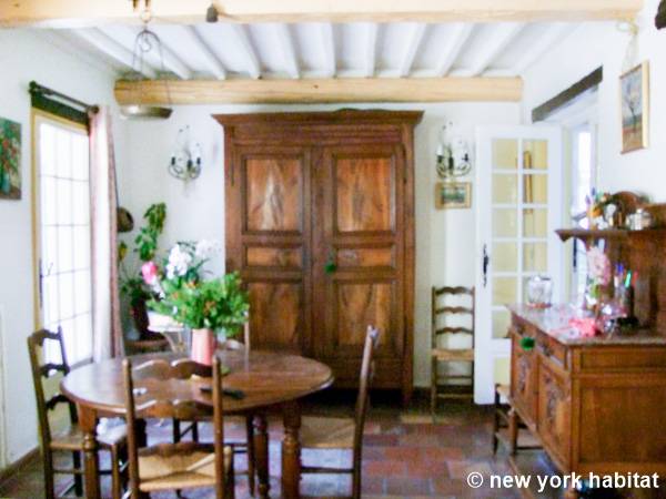 Living room - Photo 1 of 4