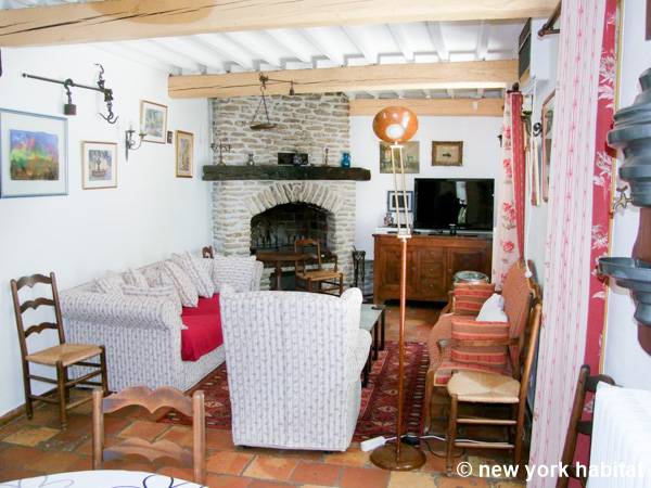 Living room - Photo 2 of 4