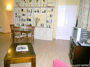 Living room - Photo 9 of 11