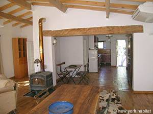 Living room - Photo 6 of 7