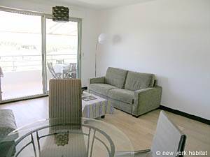Living room - Photo 5 of 12