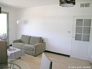 Living room - Photo 6 of 12