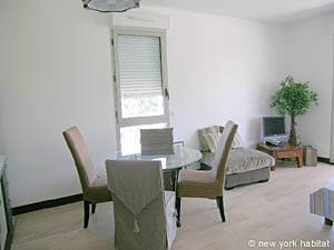 Living room - Photo 8 of 12