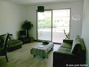 Living room - Photo 9 of 12