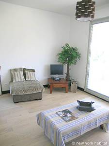 Living room - Photo 10 of 12