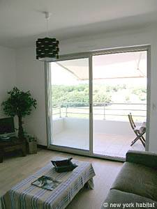 Living room - Photo 11 of 12