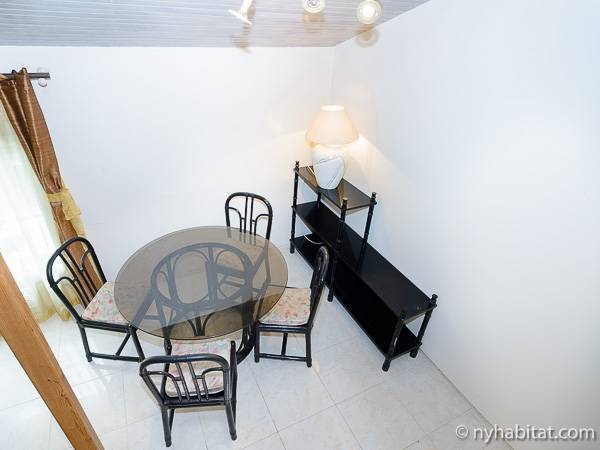 Living room - Photo 4 of 5