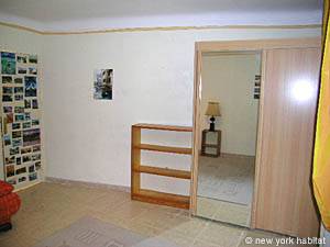 Living room - Photo 4 of 6
