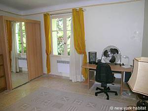 Living room - Photo 5 of 6