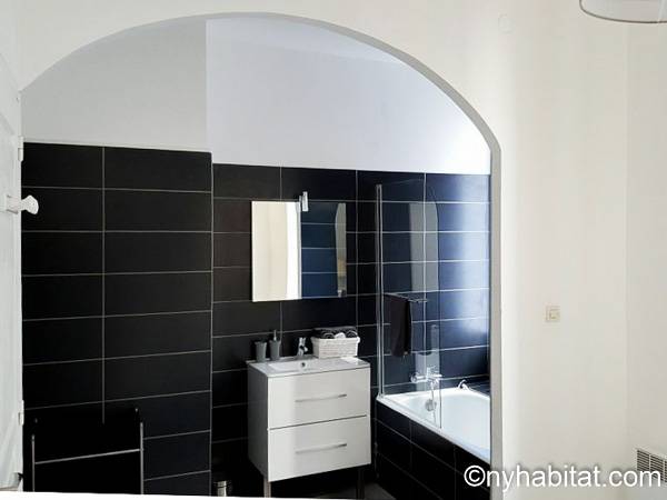 Salle de bain 1 - Photo 1 sur 3