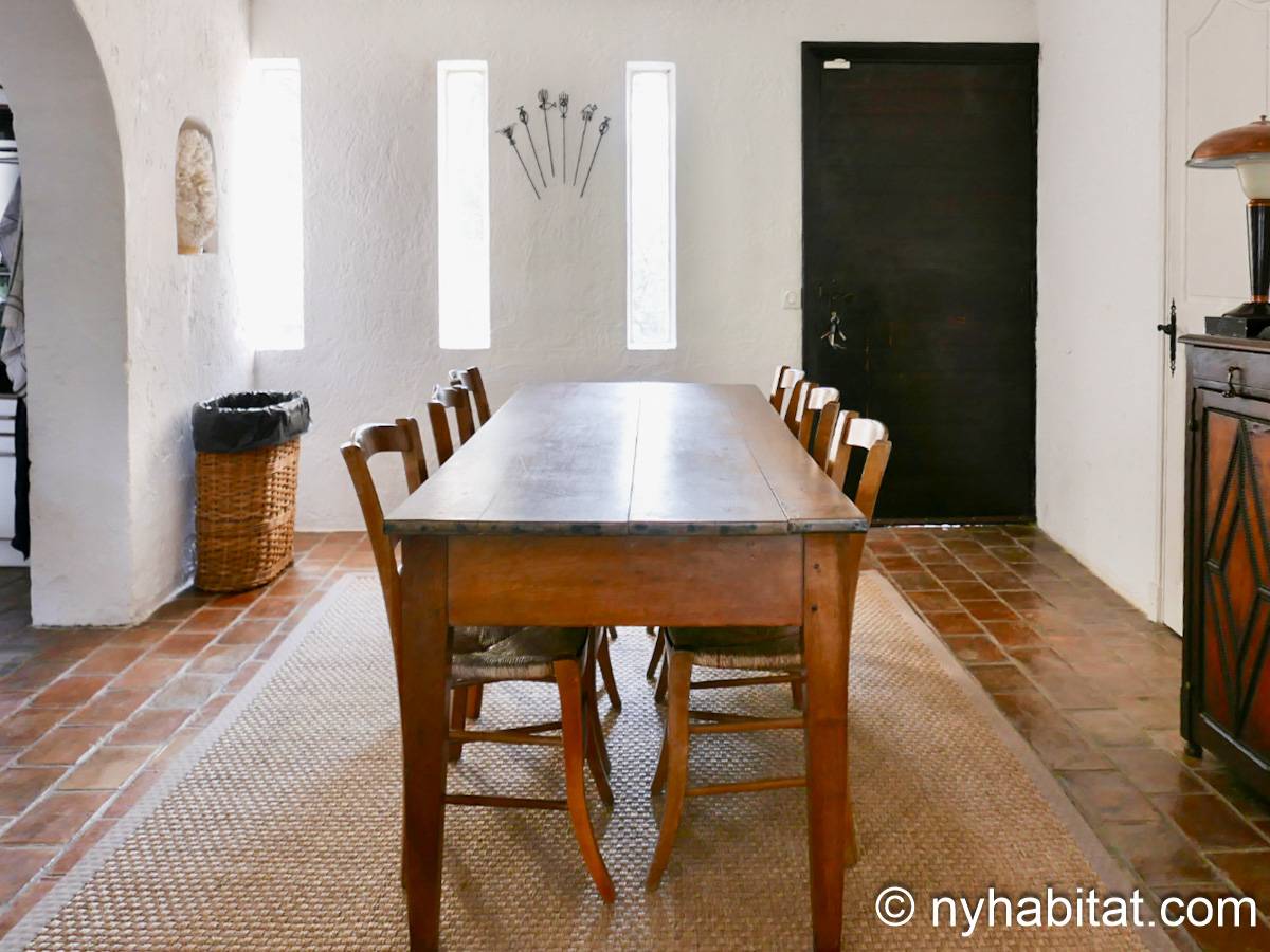 Kitchen - Photo 3 of 4