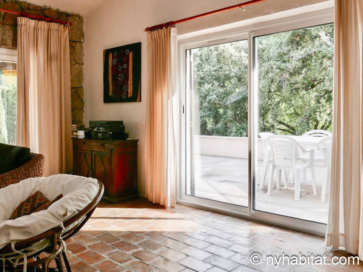 Living room - Photo 5 of 5