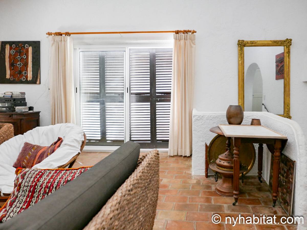 Living room - Photo 4 of 5