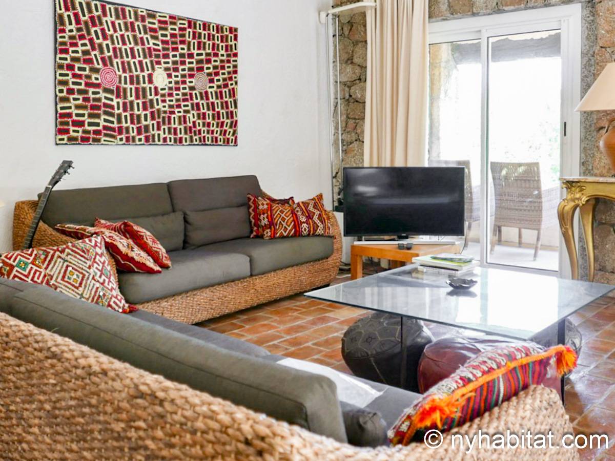 Living room - Photo 1 of 5