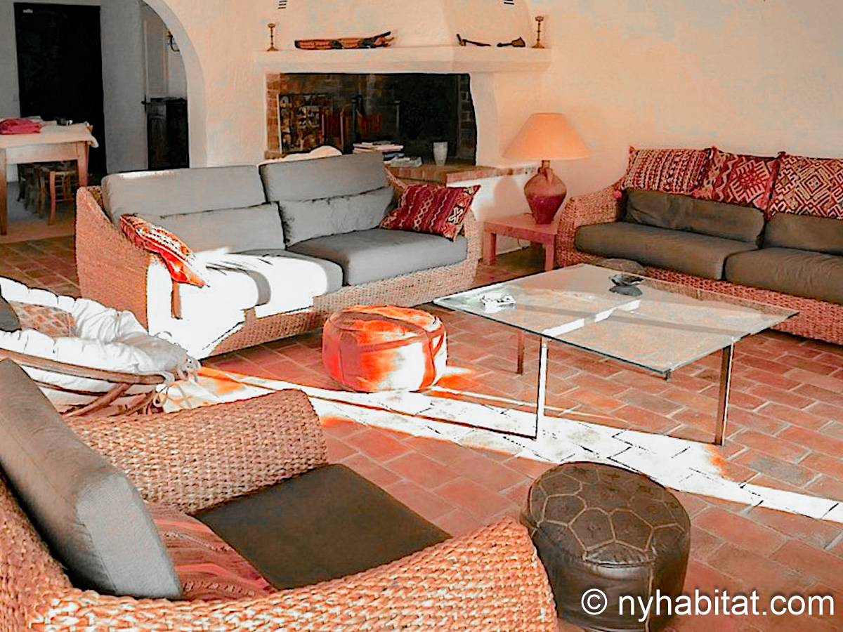 Living room - Photo 3 of 5