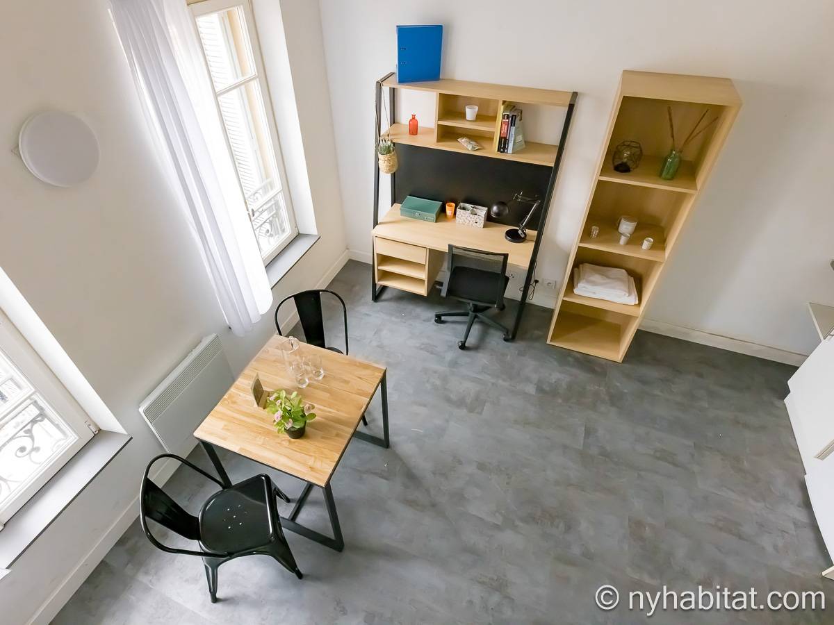 Living room - Photo 3 of 3