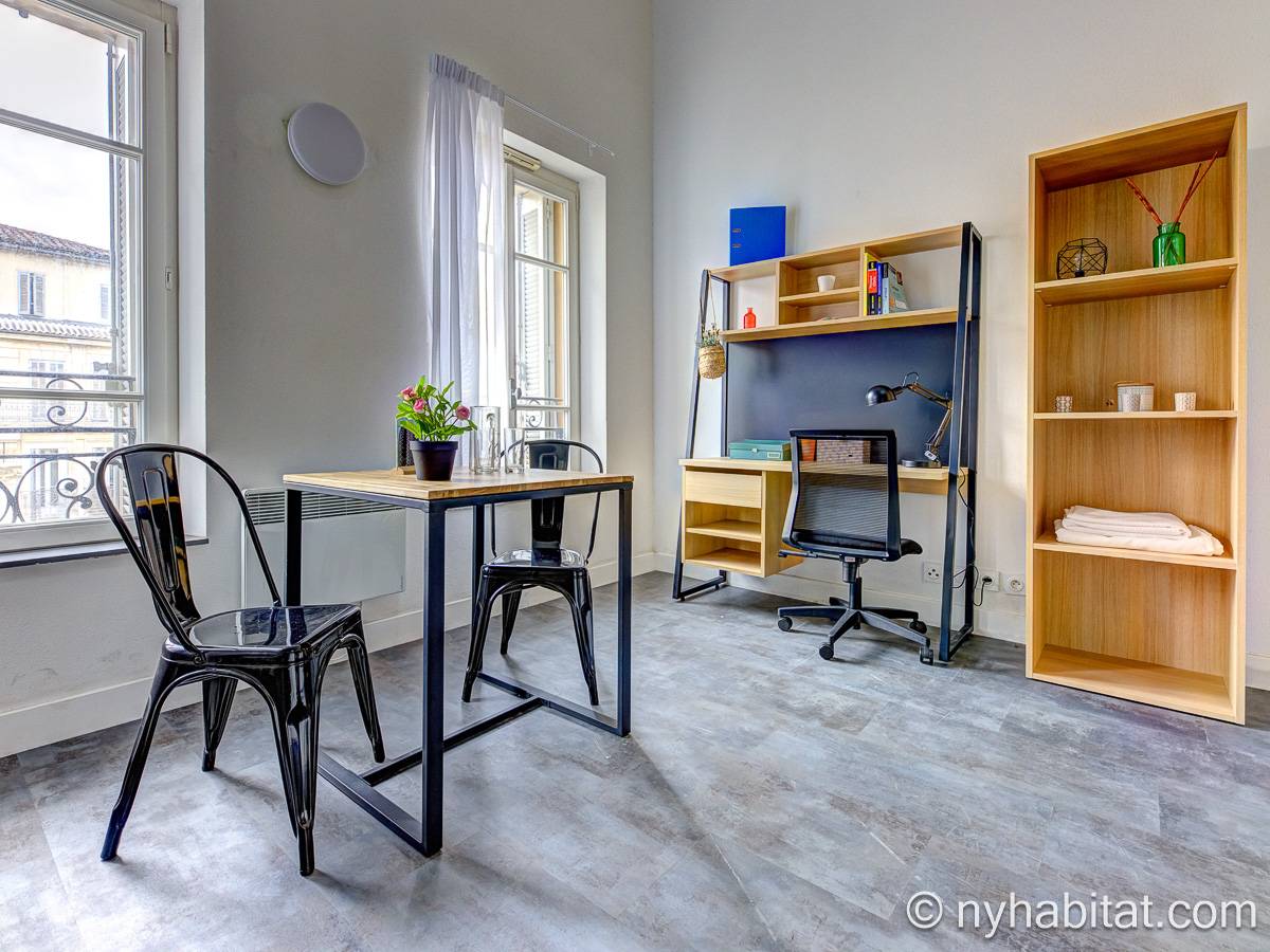 Living room - Photo 2 of 3