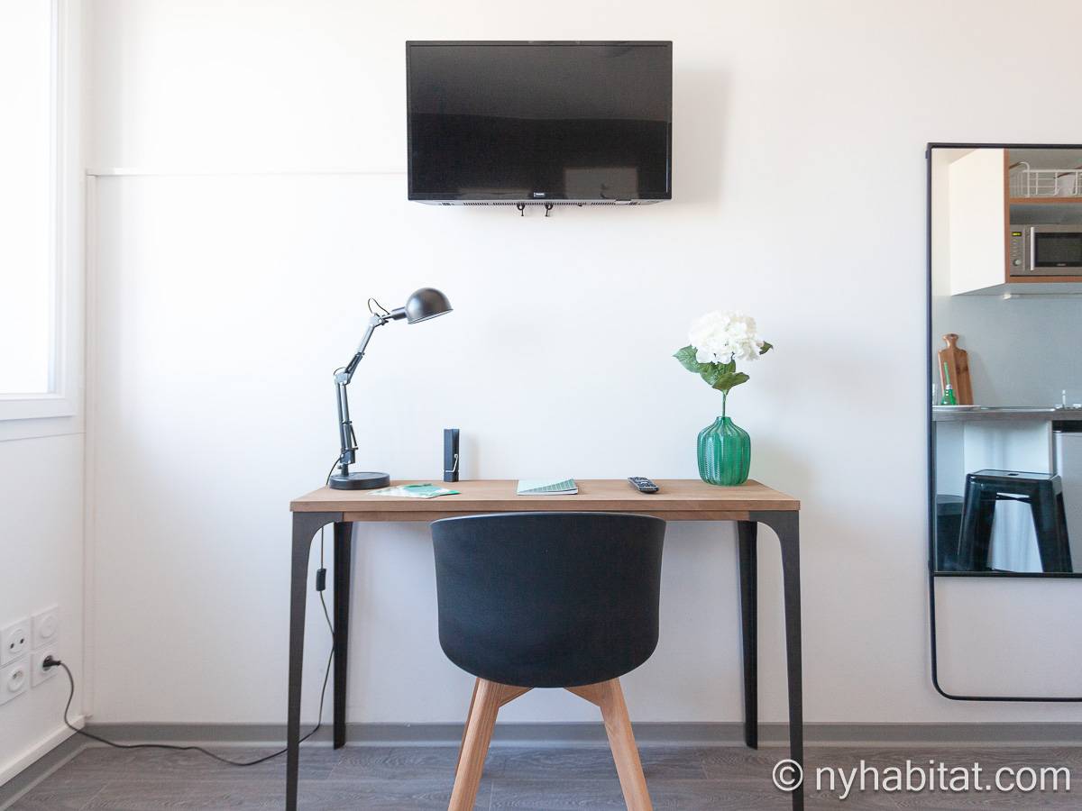 Living room - Photo 4 of 5