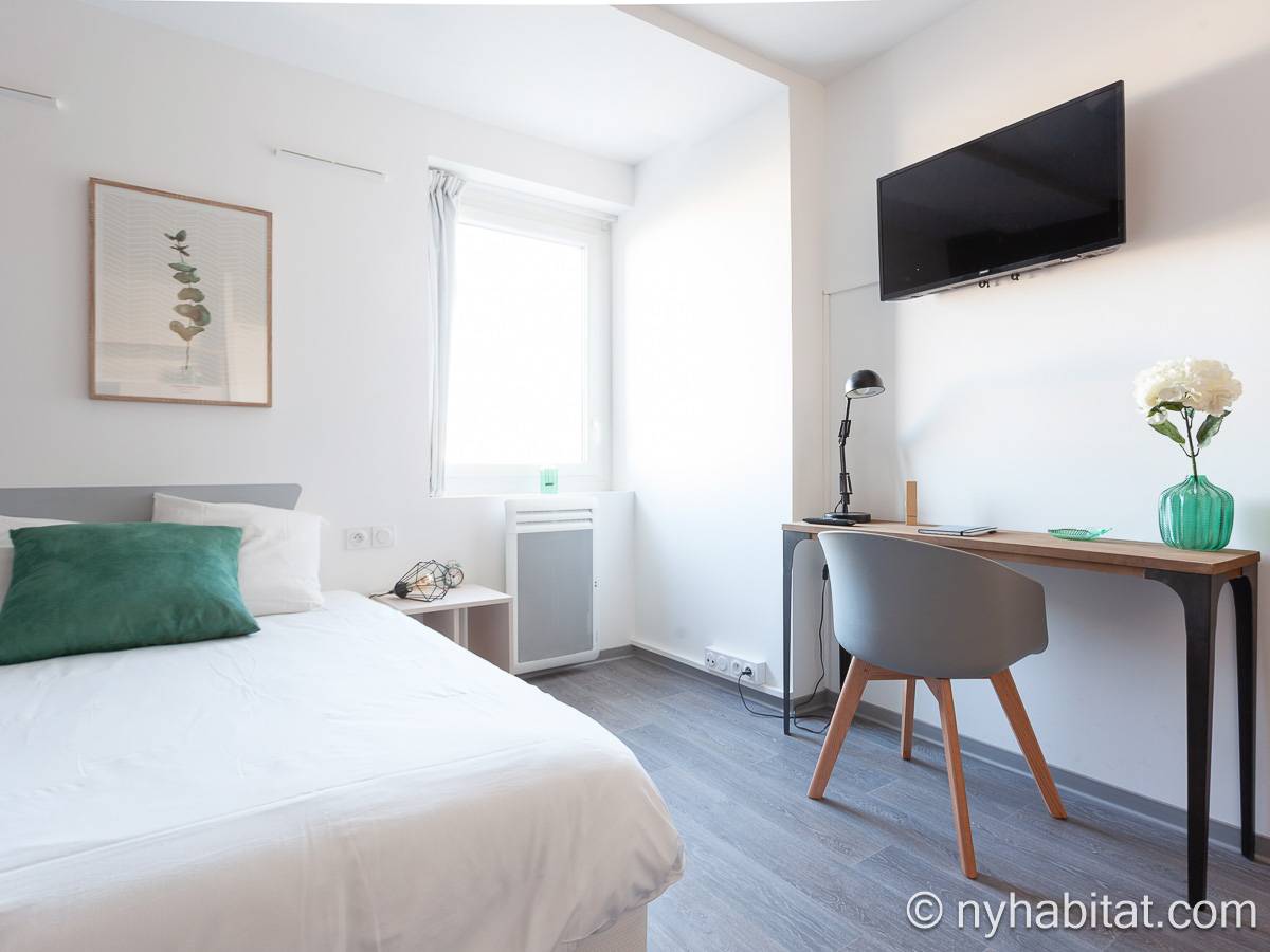 Living room - Photo 2 of 5