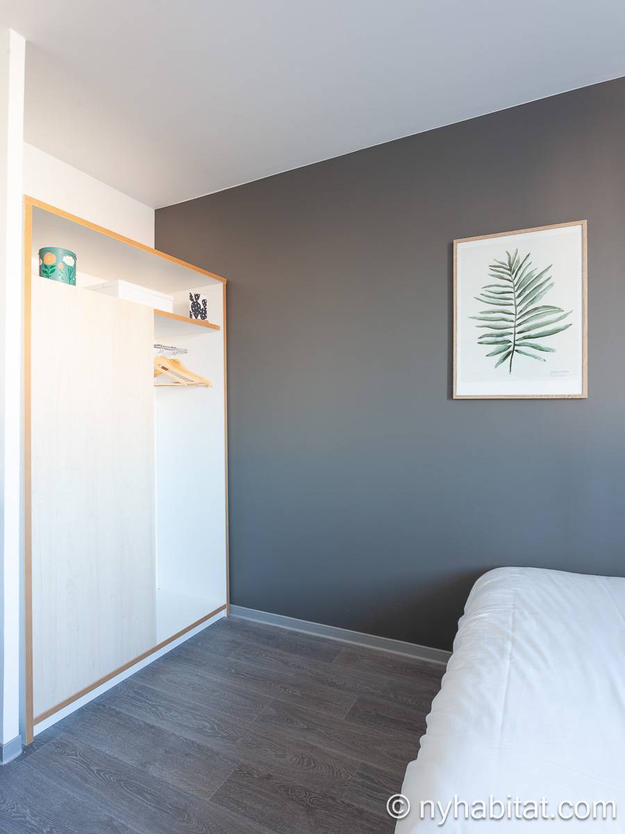 Living room - Photo 3 of 5