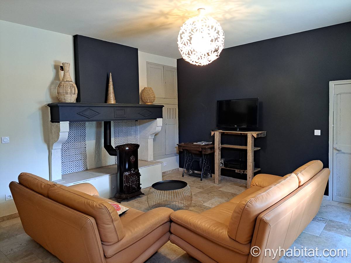 Living room - Photo 1 of 3