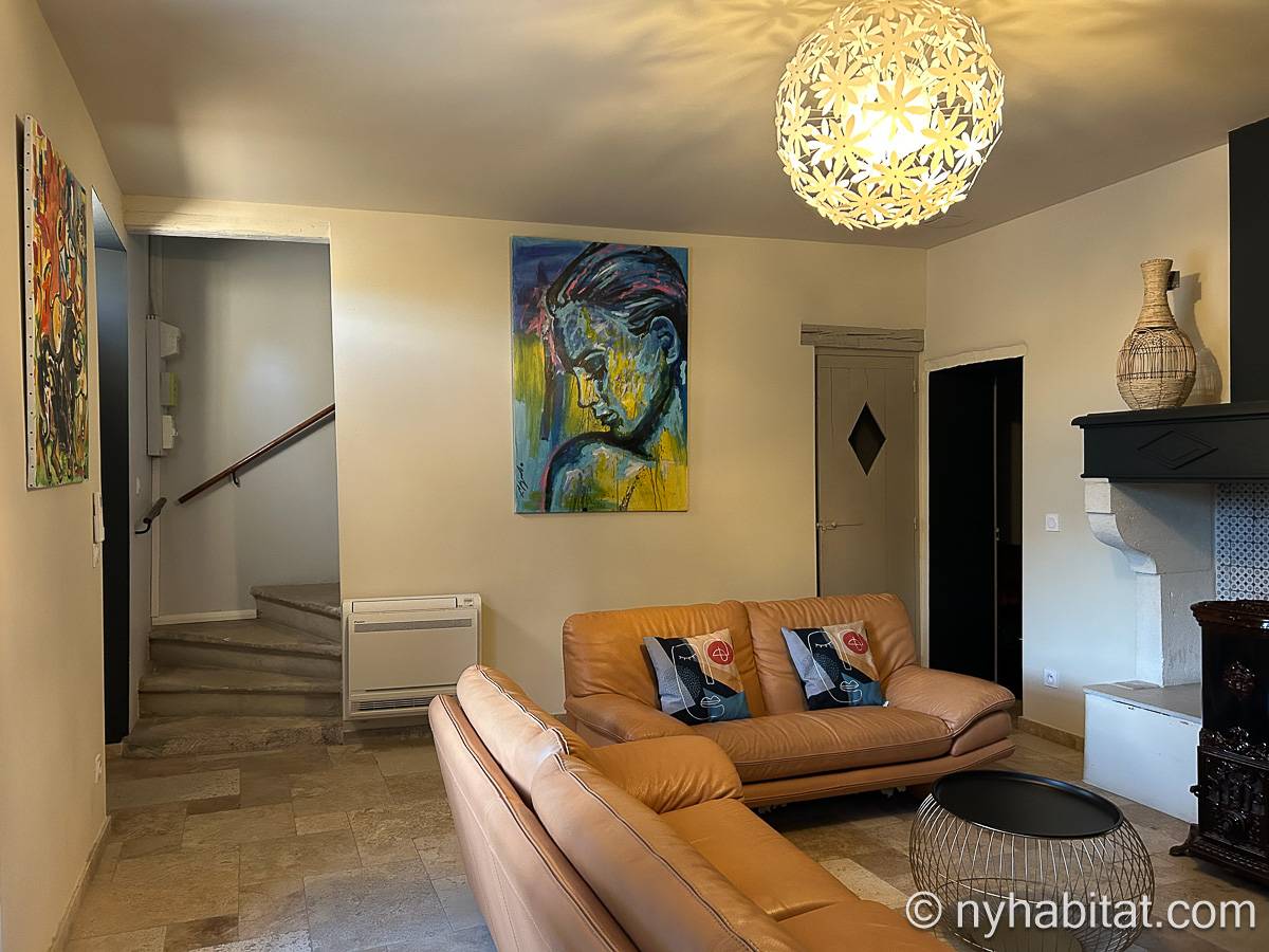 Living room - Photo 2 of 3