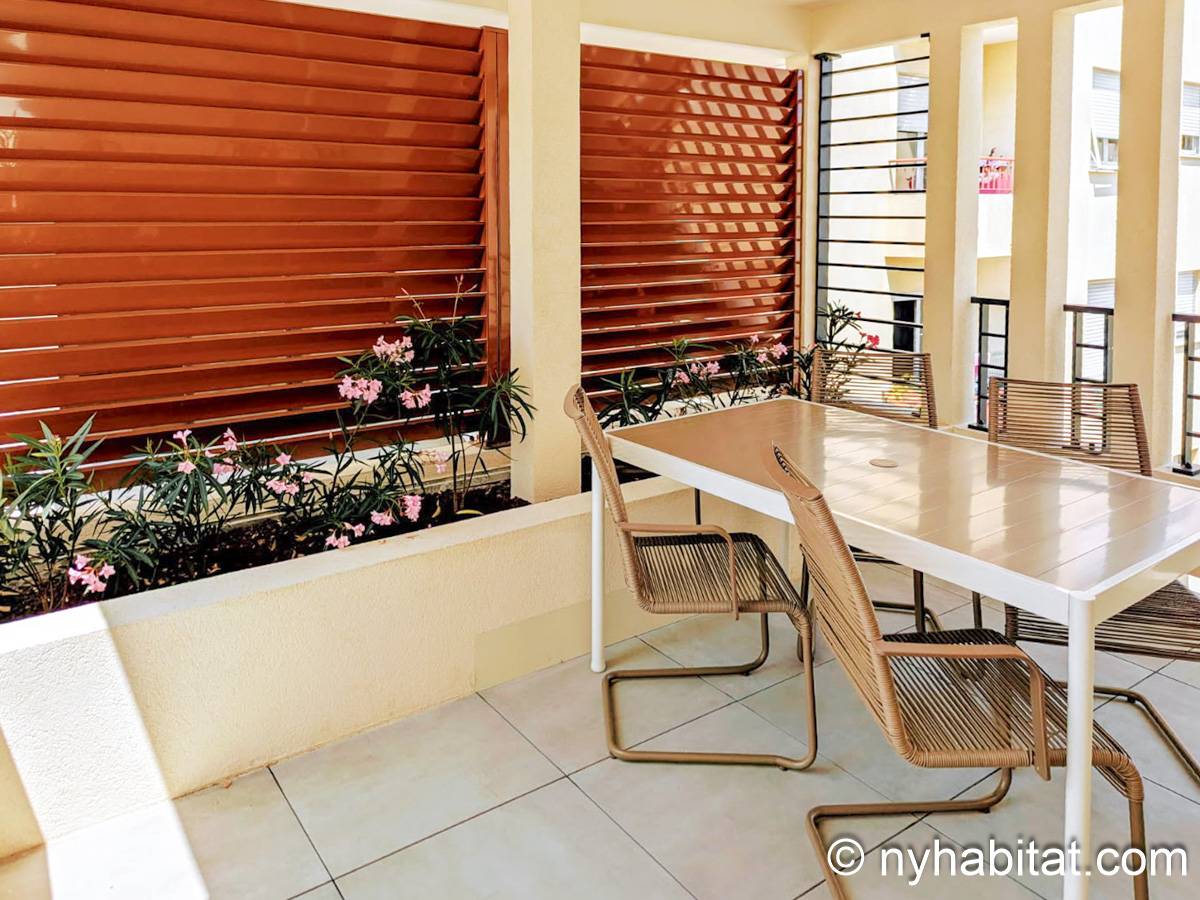 Living room - Photo 10 of 11