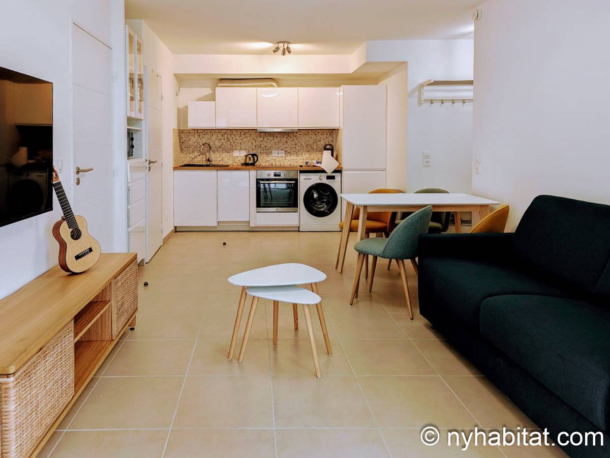 Living room - Photo 6 of 11