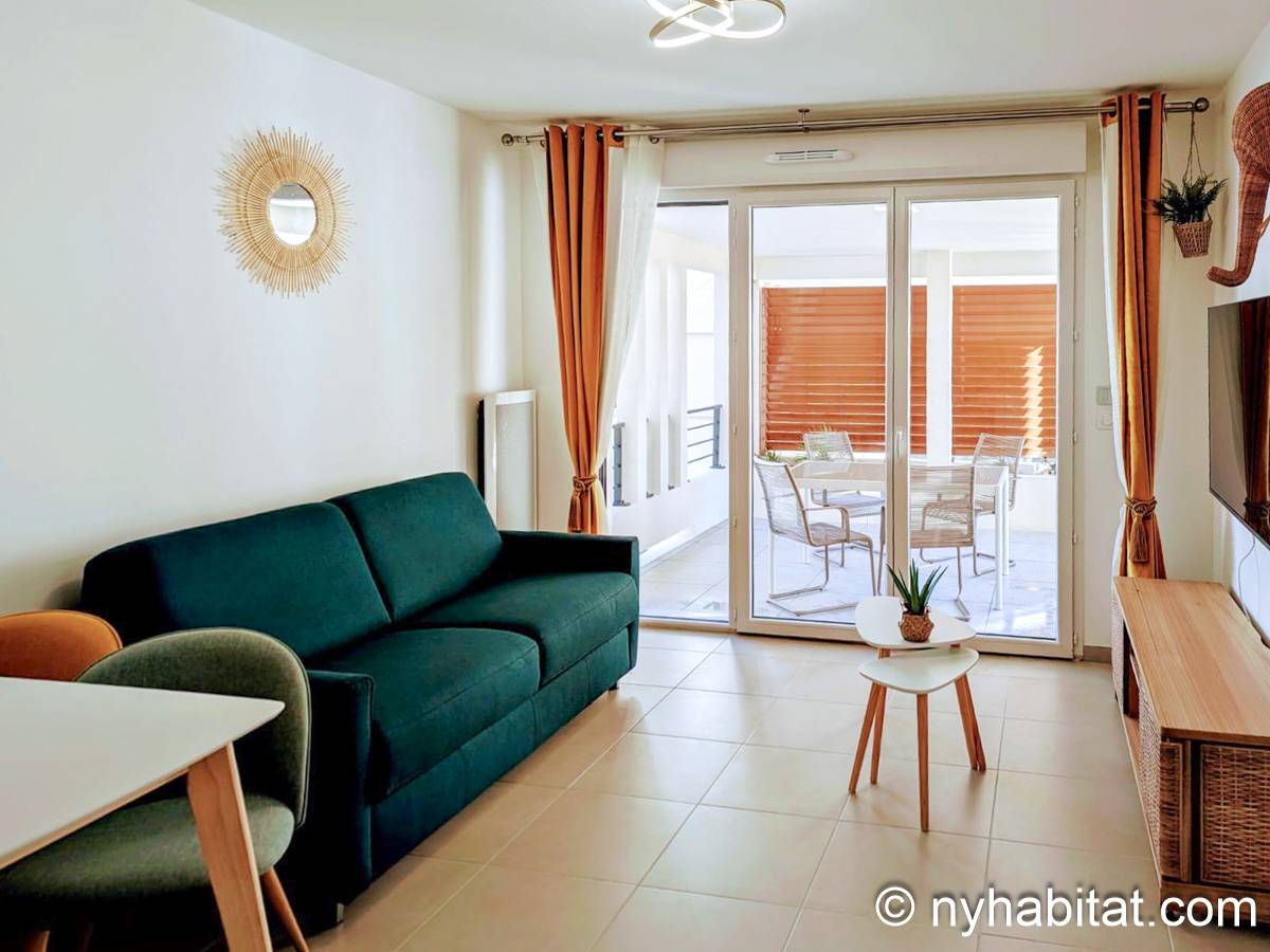 Living room - Photo 2 of 11