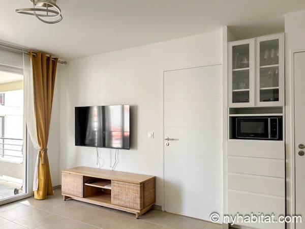 Living room - Photo 5 of 11