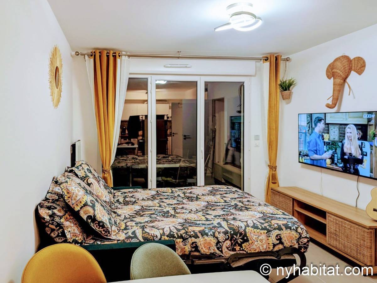 Living room - Photo 3 of 11