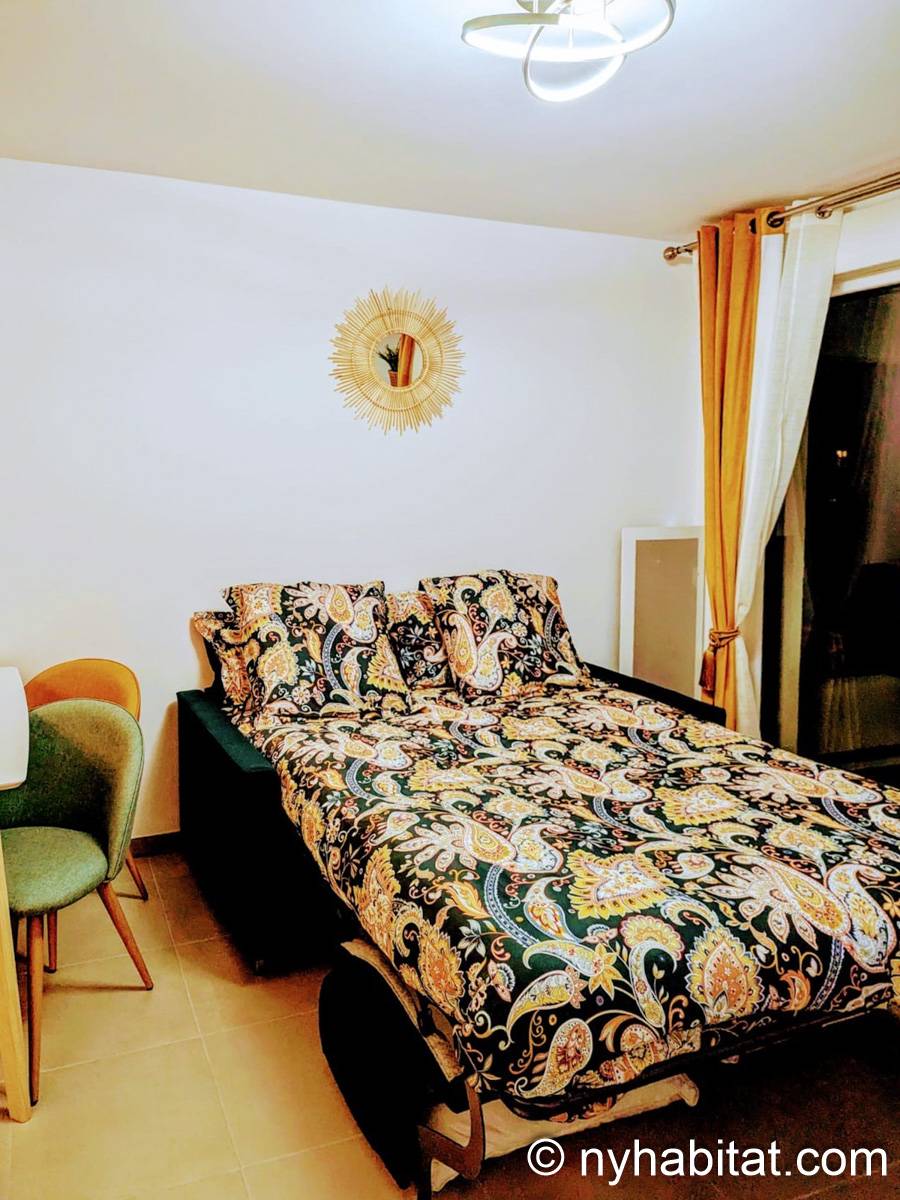 Living room - Photo 4 of 11