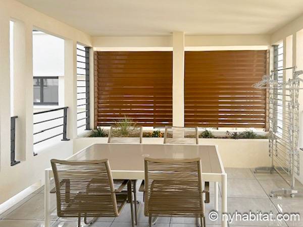 Living room - Photo 9 of 11