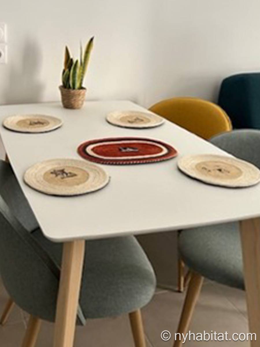 Living room - Photo 8 of 11