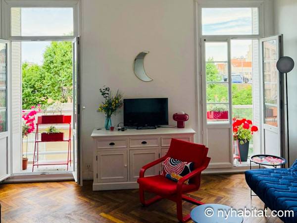 Living room - Photo 2 of 4
