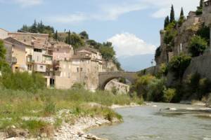 Puente romano sobre el Ouveze en Vaison-la-Romaine, Francia
